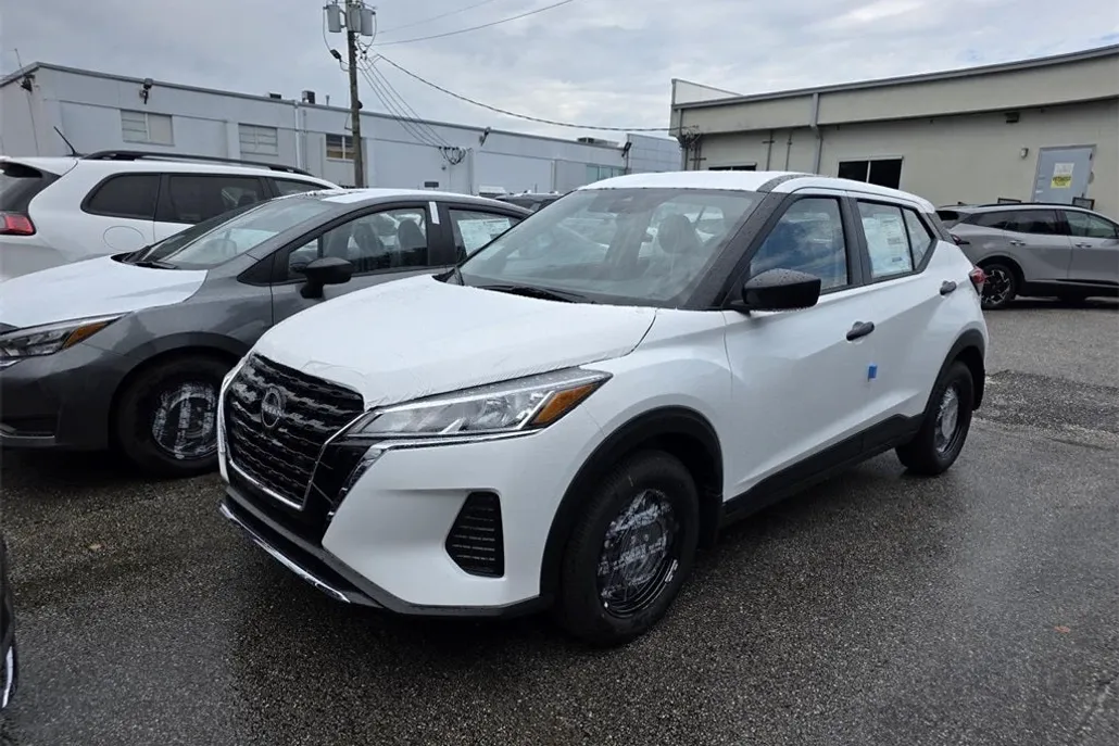 2025 Nissan Kicks Play S photo 1