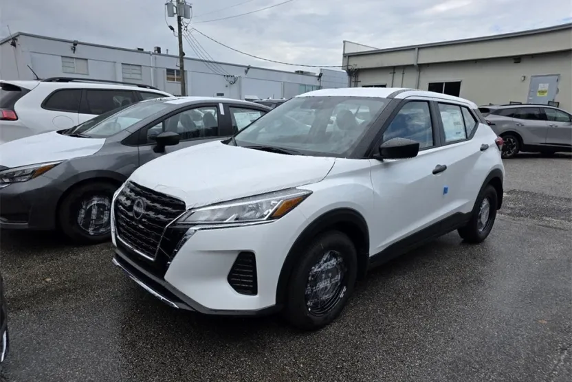 2025 Nissan Kicks Play S photo 1