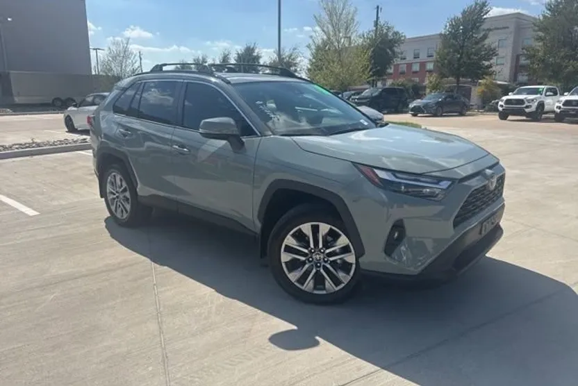 2023 Toyota RAV4 XLE Premium photo 1