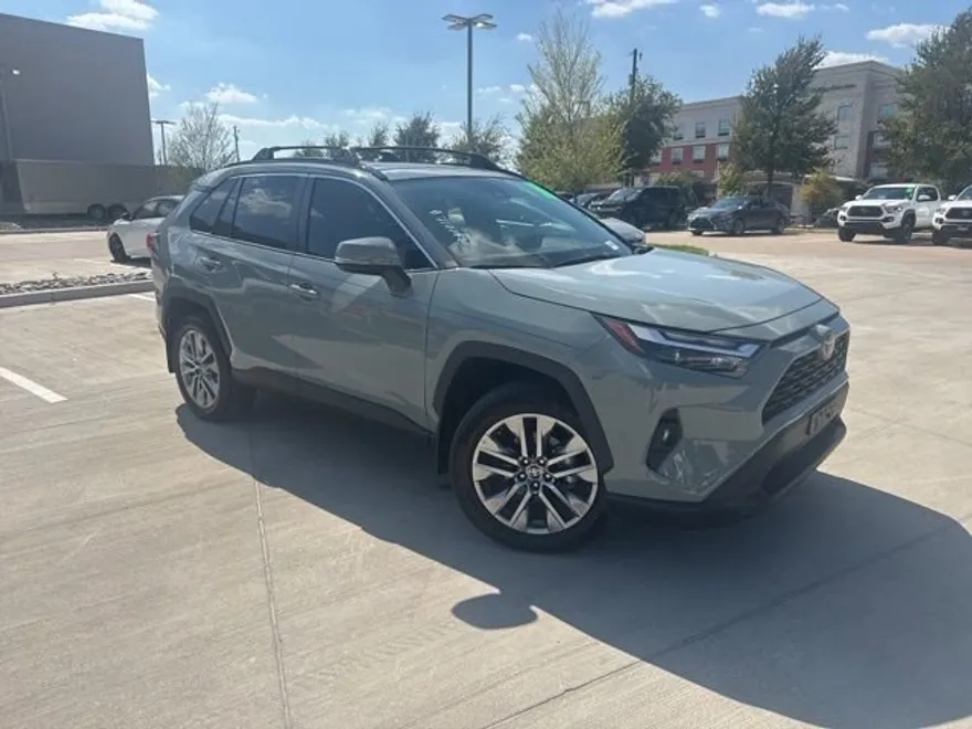 2023 Toyota RAV4 XLE Premium photo 1