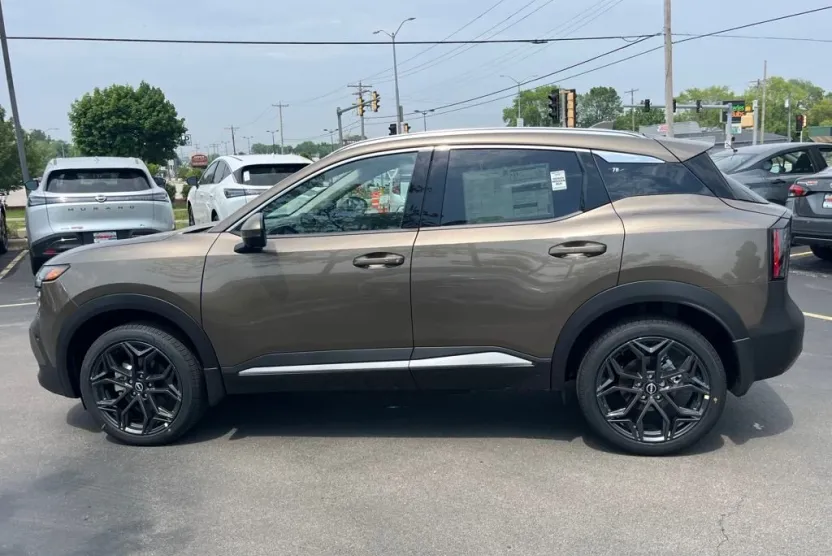 2025 Nissan Kicks SR photo 1