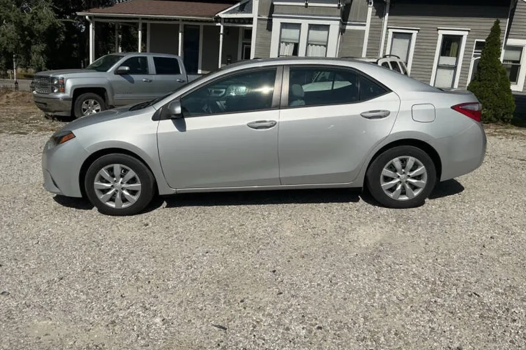 2016 Toyota Corolla LE photo 1