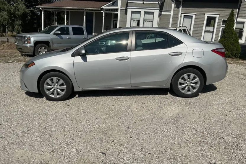 2016 Toyota Corolla LE photo 1