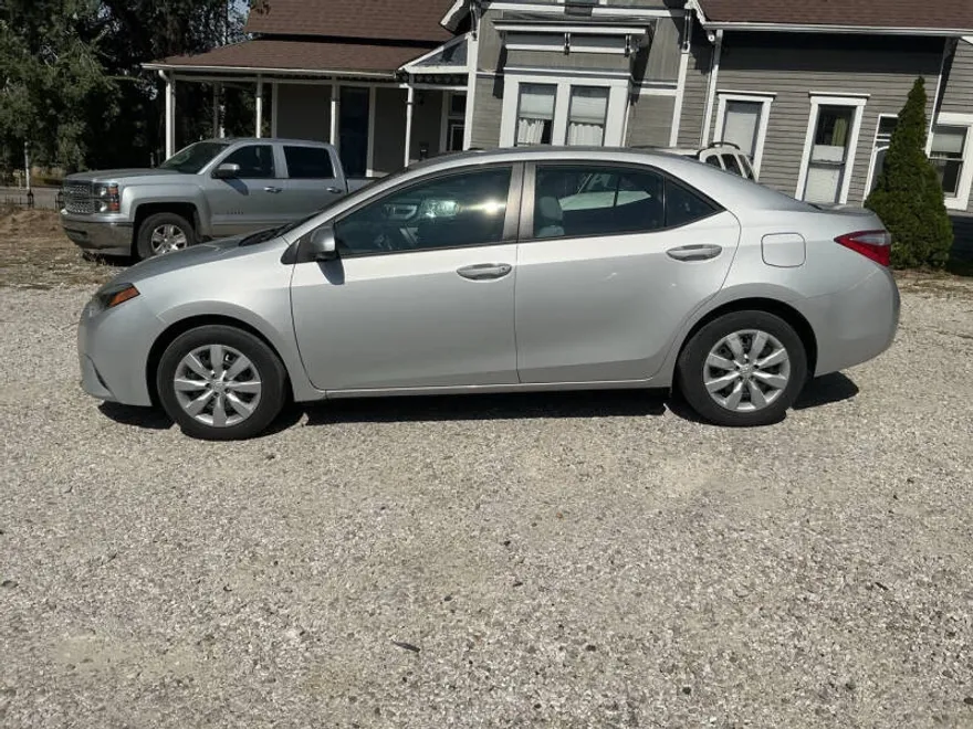 2016 Toyota Corolla LE photo 1