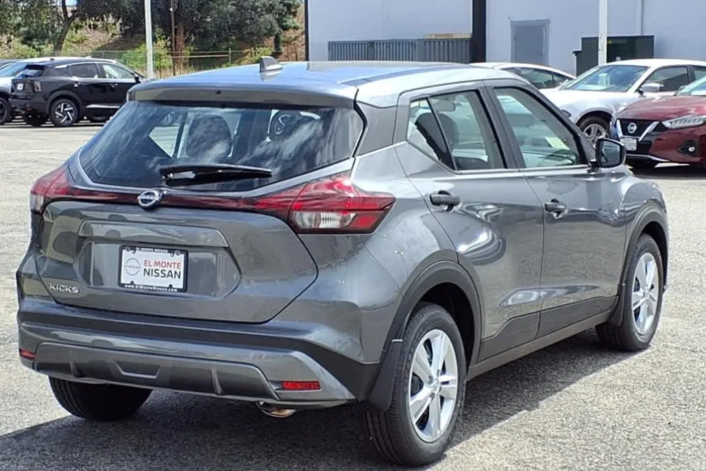2025 Nissan Kicks Play S photo 1