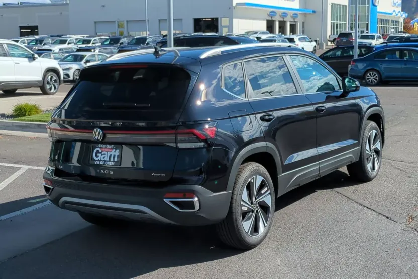 2025 Volkswagen Taos SE photo 1