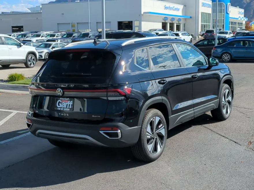 2025 Volkswagen Taos SE photo 1