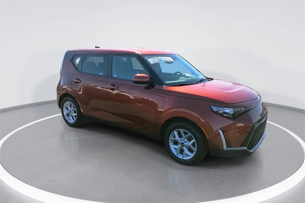 2023 Kia Soul S photo 1