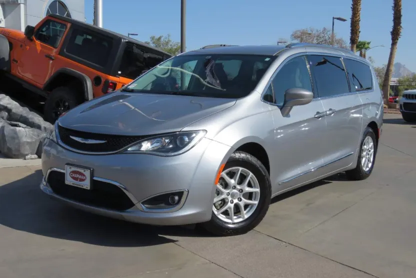 2020 Chrysler Pacifica Touring L photo 1