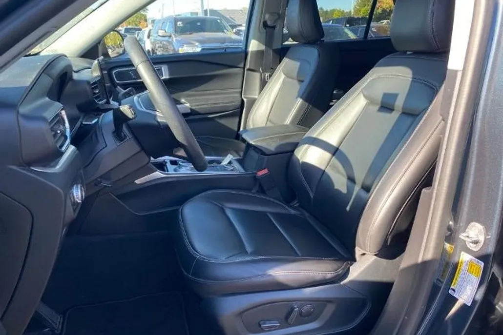 2022 Ford Explorer XLT photo 1