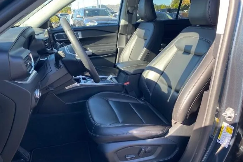 2022 Ford Explorer XLT photo 1
