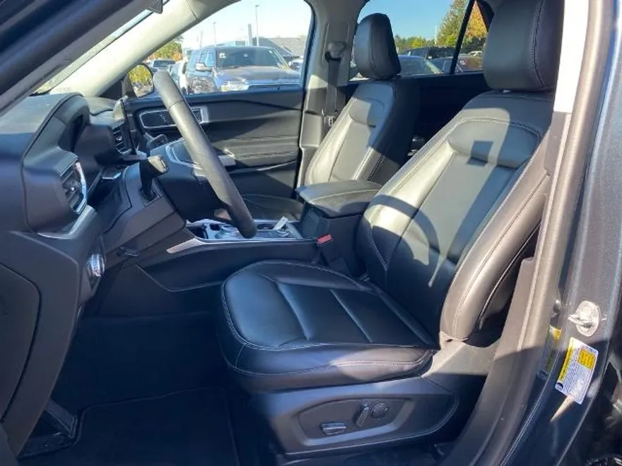 2022 Ford Explorer XLT photo 1
