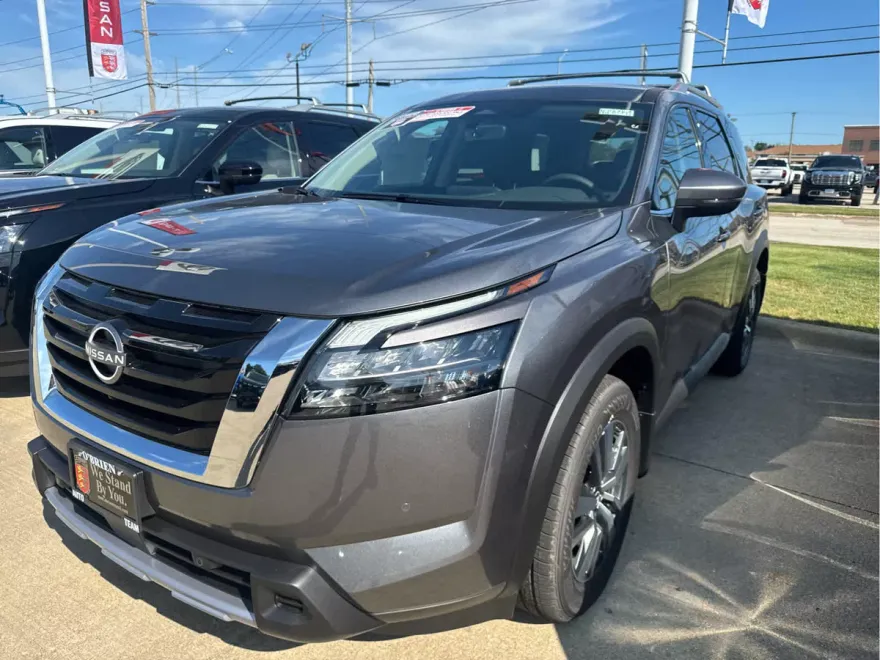 2025 Nissan Pathfinder SL photo 1