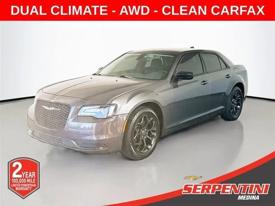 2019 Chrysler 300 Touring photo 1