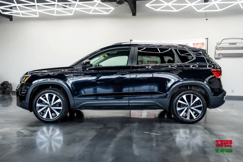 2022 Volkswagen Taos SE photo 1