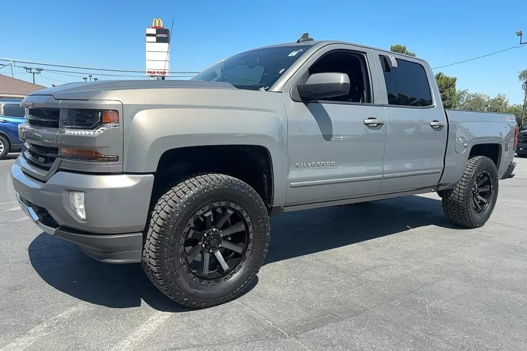 2017 Chevrolet Silverado 1500 LT photo 1