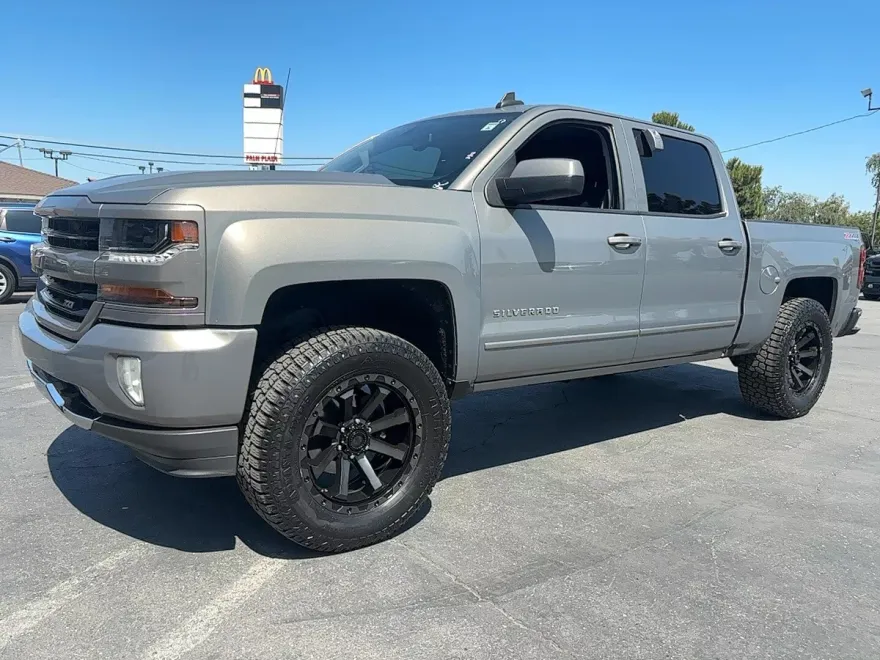 2017 Chevrolet Silverado 1500 LT photo 1