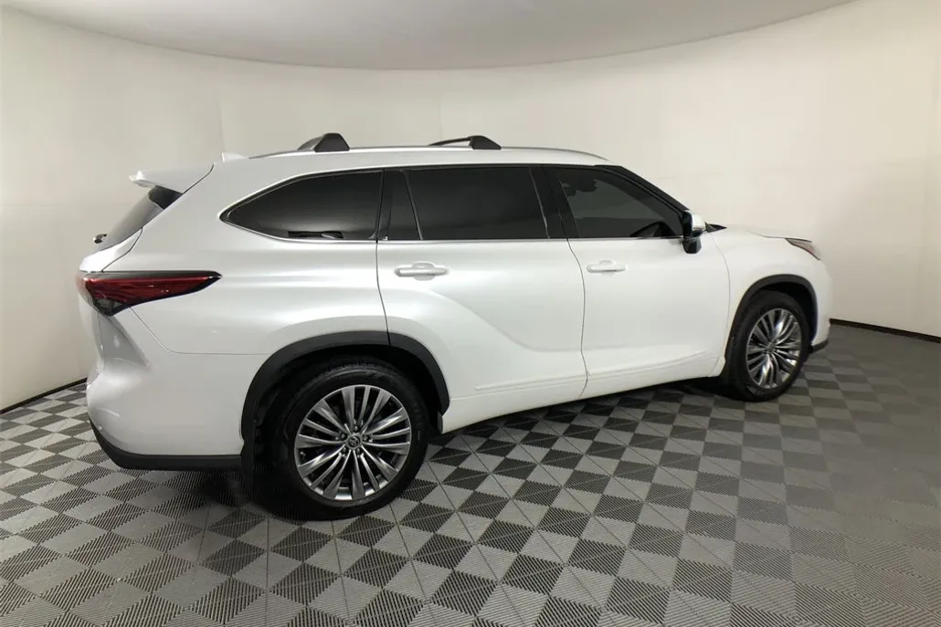 2022 Toyota Highlander Platinum photo 1