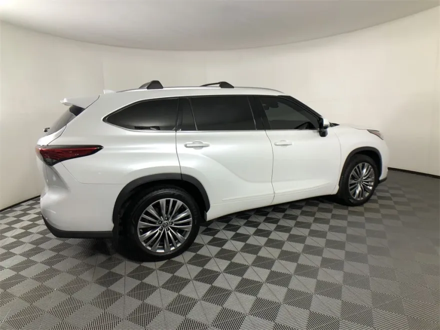 2022 Toyota Highlander Platinum photo 1