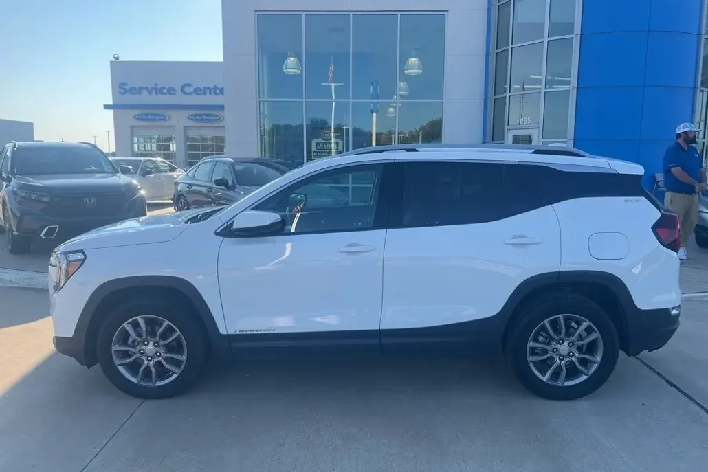 2024 Gmc Terrain SLT photo 1
