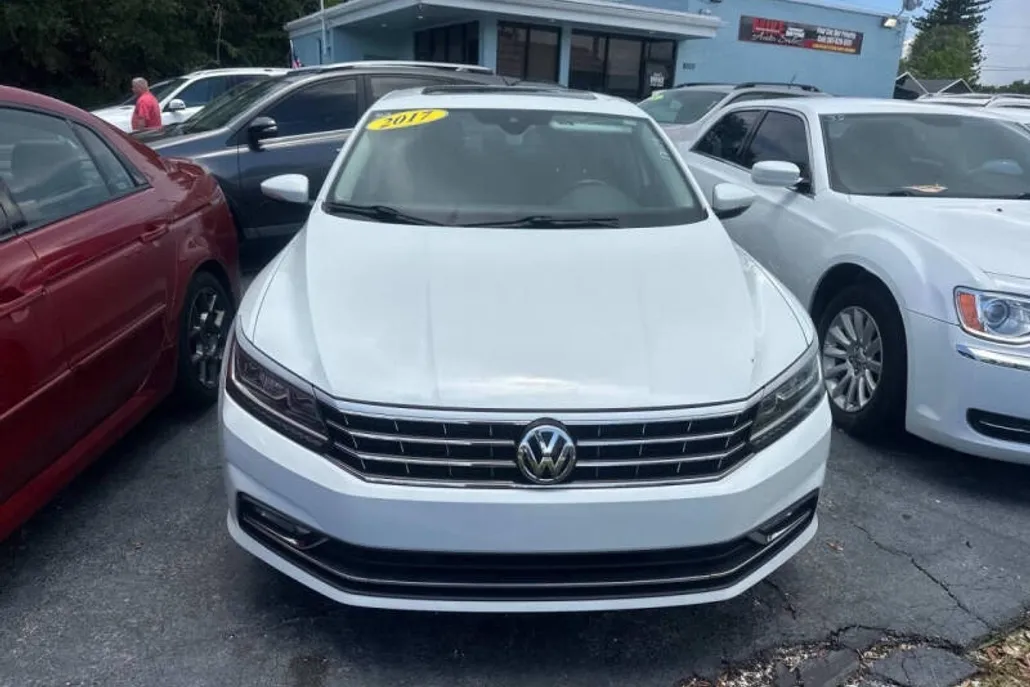 2017 Volkswagen Passat SEL Premium photo 1