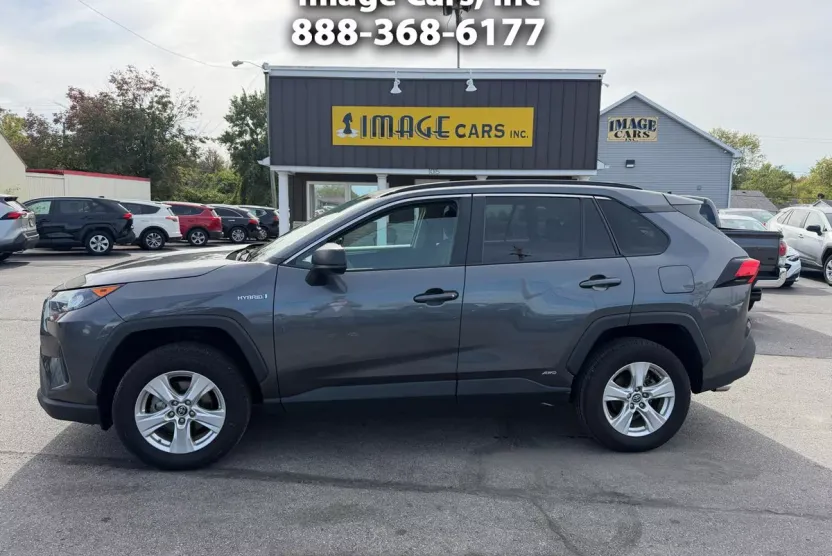 2020 Toyota RAV4 LE photo 1