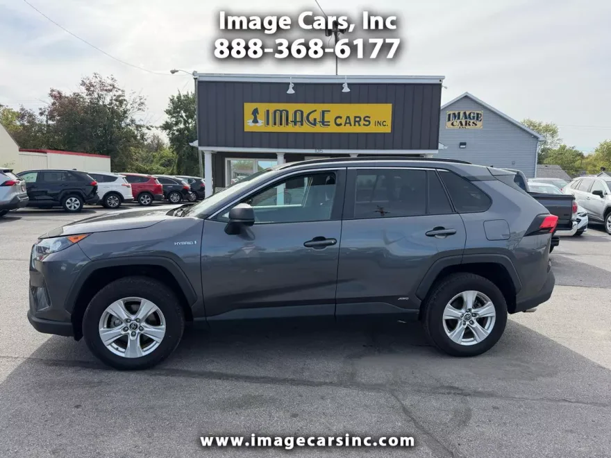 2020 Toyota RAV4 LE photo 1