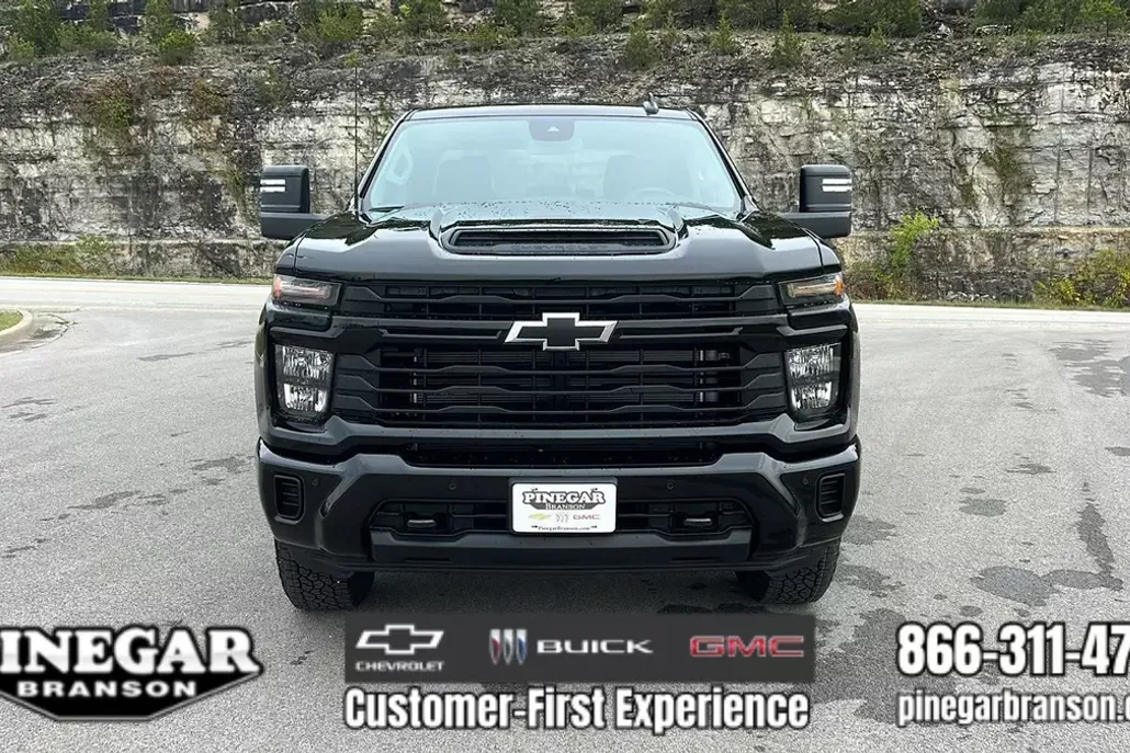 2025 Chevrolet Silverado 2500HD Custom photo 1