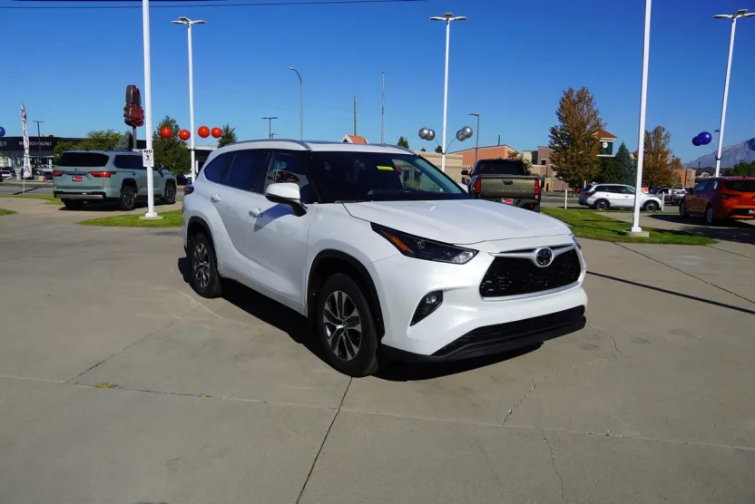 2025 Toyota Highlander XLE photo 1
