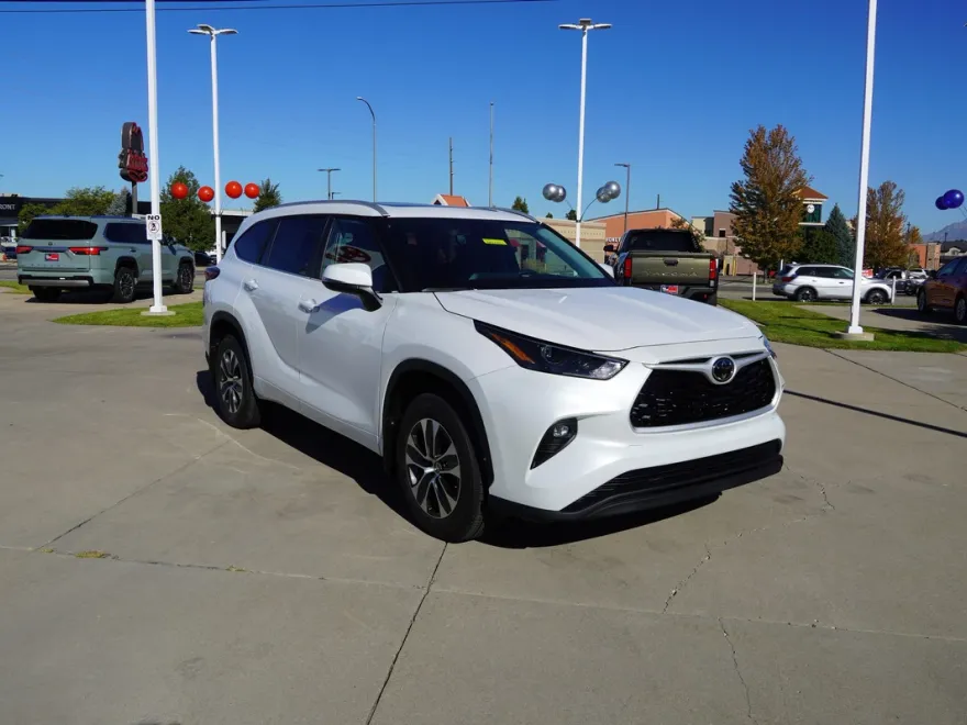 2025 Toyota Highlander XLE photo 1