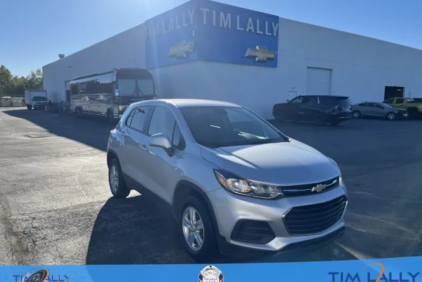 2022 Chevrolet Trax LS photo 1