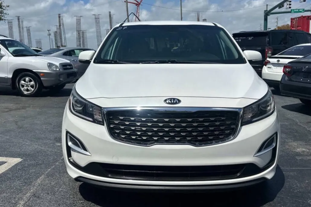 2020 Kia Sedona LX photo 1
