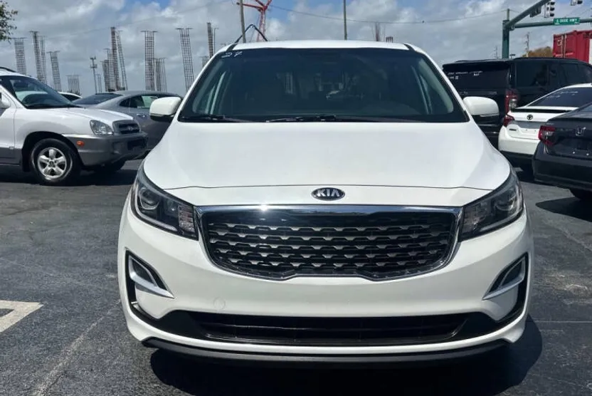 2020 Kia Sedona LX photo 1