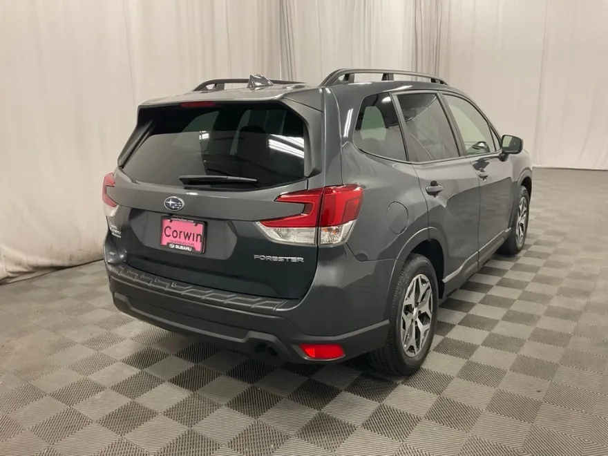 2022 Subaru Forester Premium photo 1