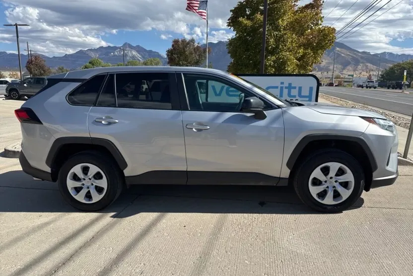 2024 Toyota RAV4 LE photo 1