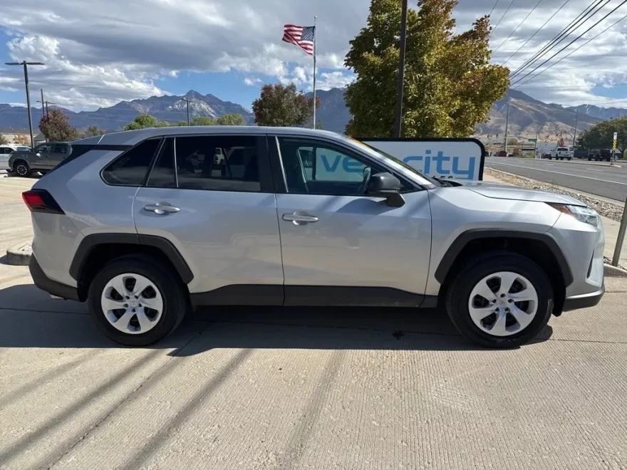 2024 Toyota RAV4 LE photo 1