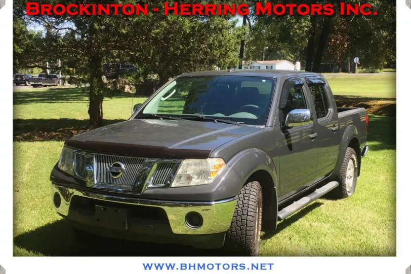 2011 Nissan Frontier Crew Cab SV photo 1