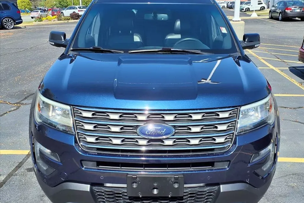 2016 Ford Explorer XLT photo 1
