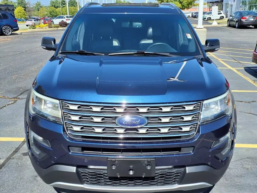 2016 Ford Explorer XLT photo 1
