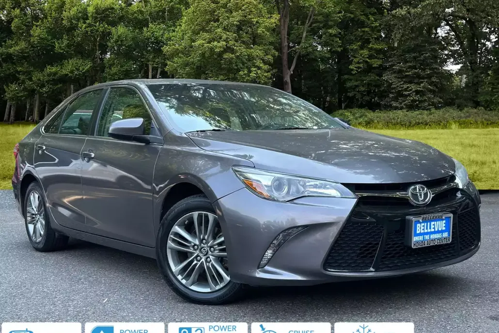 2017 Toyota Camry SE photo 1