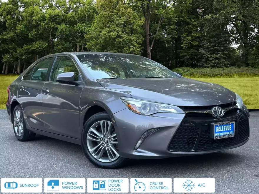 2017 Toyota Camry SE photo 1