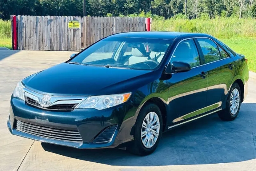 2014 Toyota Camry LE photo 1