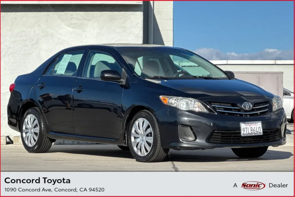 2013 Toyota Corolla LE photo 1