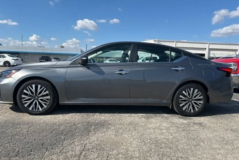 2024 Nissan Altima 2.5 SV photo 1