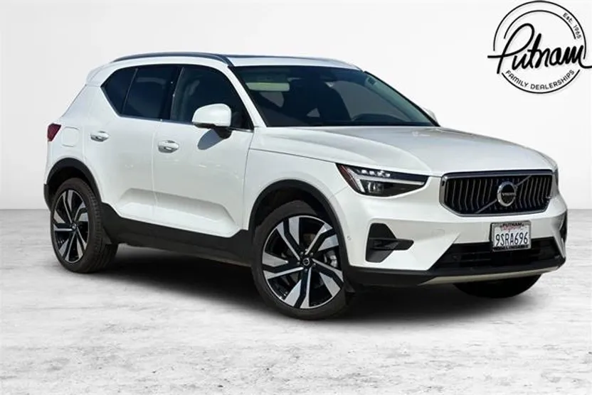 2025 Volvo XC40 photo 1