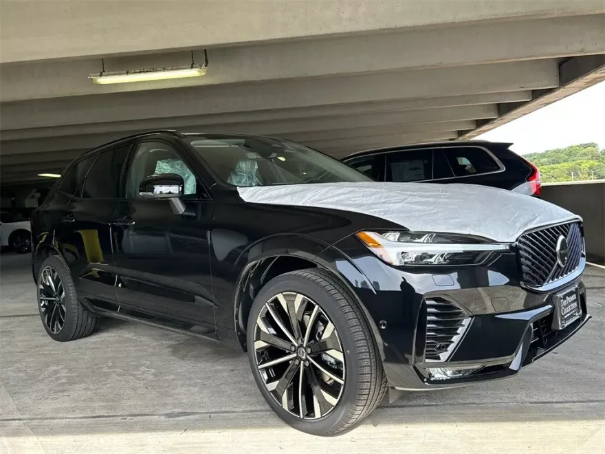 2026 Volvo XC60 B5 photo 1