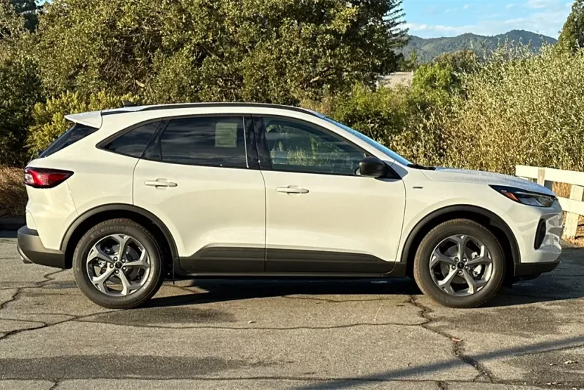 2025 Ford Escape Hybrid ST-Line photo 1