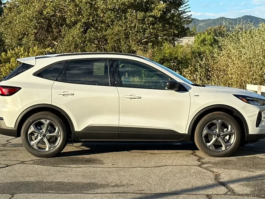 2025 Ford Escape Hybrid ST-Line photo 1