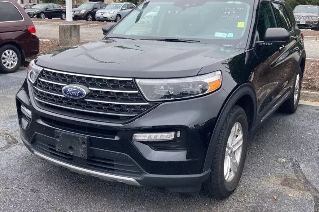 2023 Ford Explorer XLT photo 1