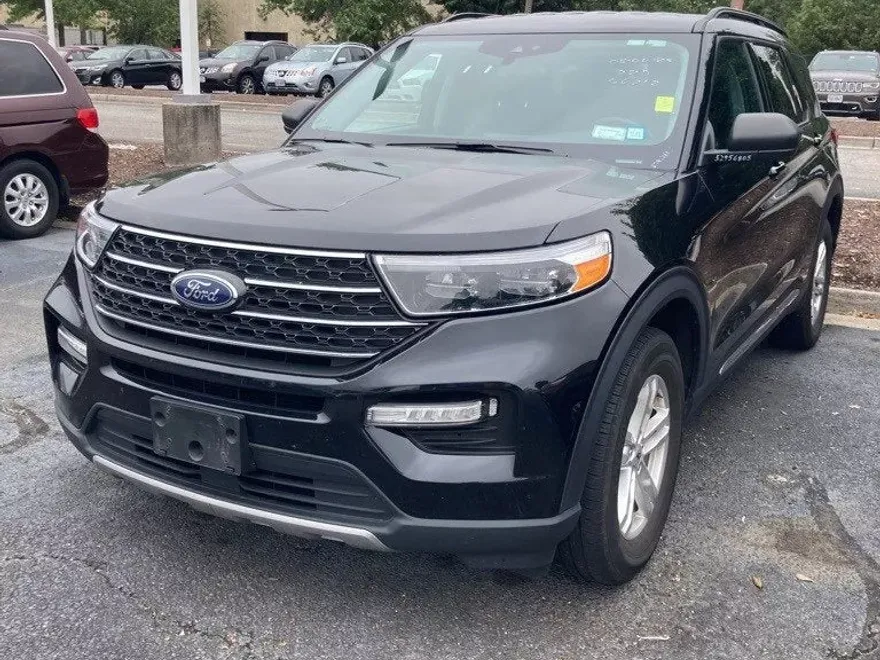 2023 Ford Explorer XLT photo 1